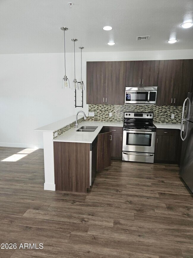 Foto del edificio - 7981 E Wilshire Dr