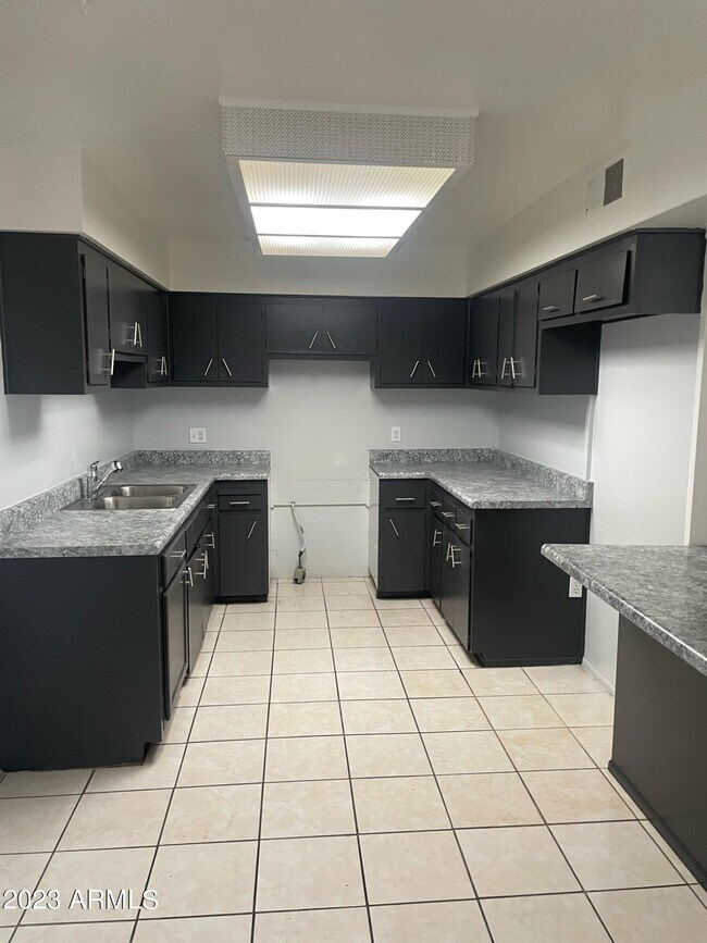 Foto del edificio - 5429 W Glenrosa Ave