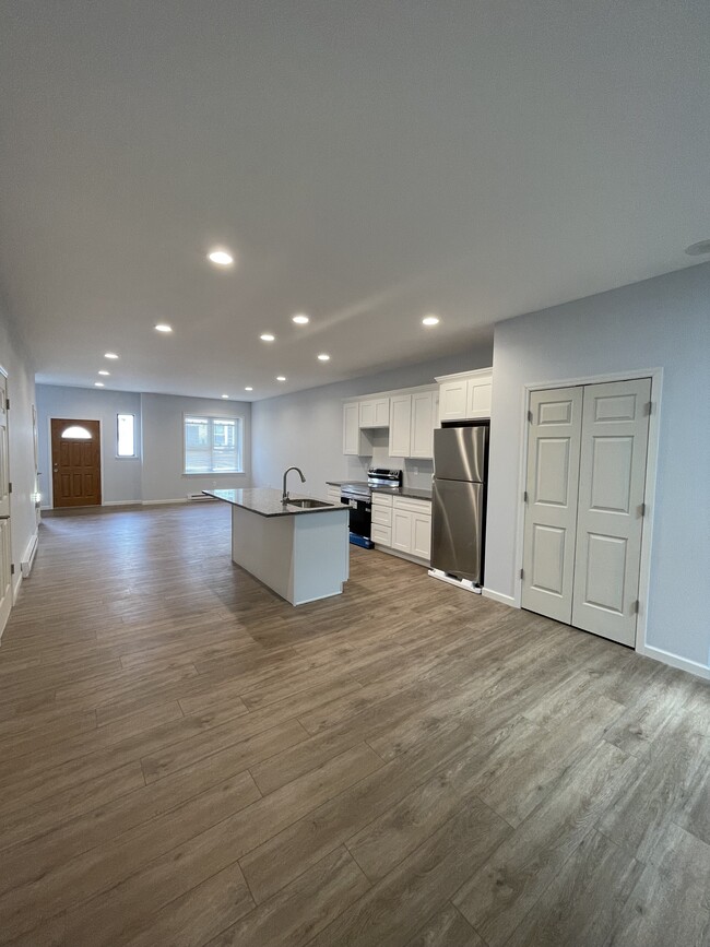 Building Photo - 204 2nd St