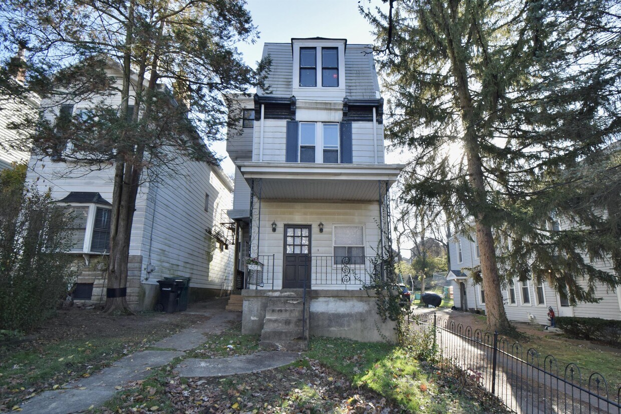 623 Riddle Rd Unit 2, Cincinnati, OH 45220 Room for Rent in