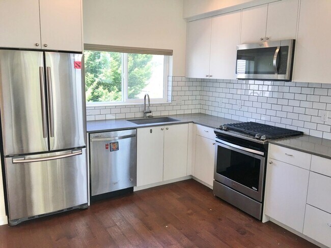 Foto del edificio - Stunning Town Home with Views of the Sound!