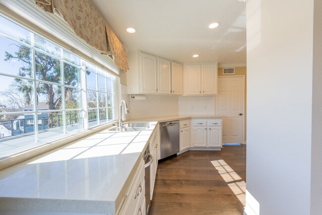 Building Photo - 2 Bedroom & 2 Bathroom