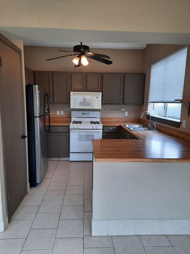 Foto del edificio - Solar-Powered Pflugerville Property - Lots Of Room and Backyard Living