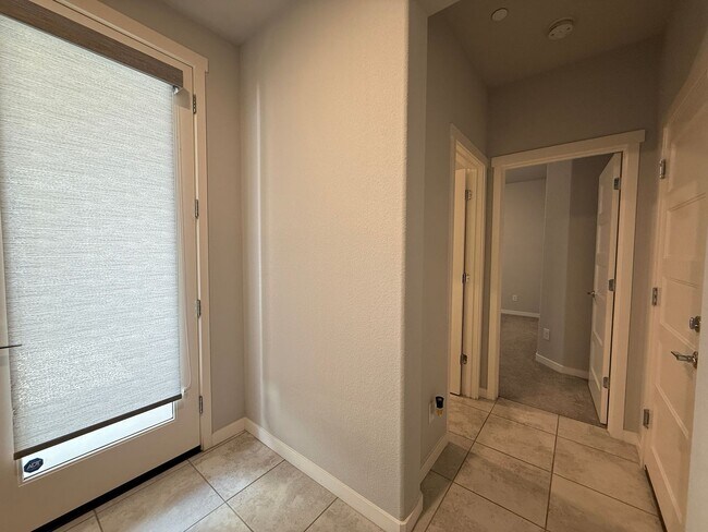 Foto del edificio - Pristine Condo in Monterey Village Gated Community