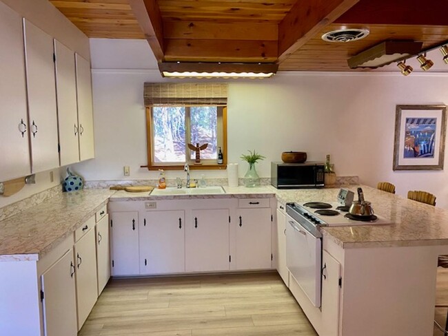 Foto del edificio - FULLY FURNISHED RENTAL IN LAKE ALMANOR COU...