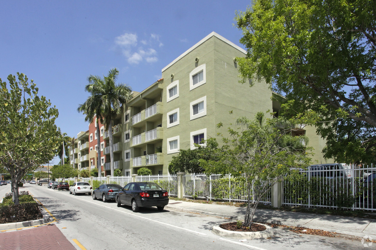 Vista a la esquina - South Wind Apartments