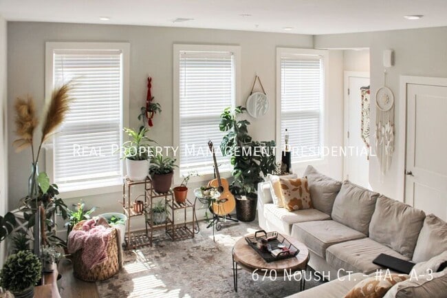 Building Photo - 670 Noush Ct