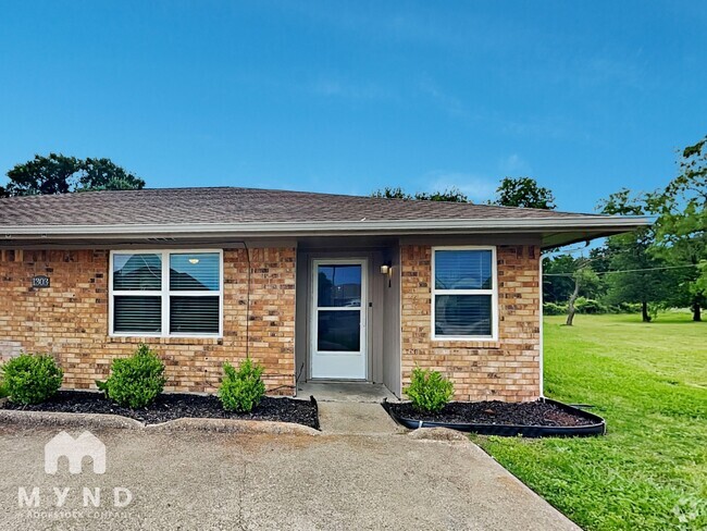 Building Photo - 1303 Cardinal Dr