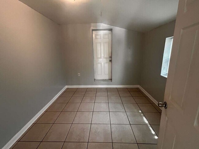 Foto del edificio - SECTION 8 ACCEPTED! Charming Tampa Home in Quiet Neighborhood – Convenient Central Location!