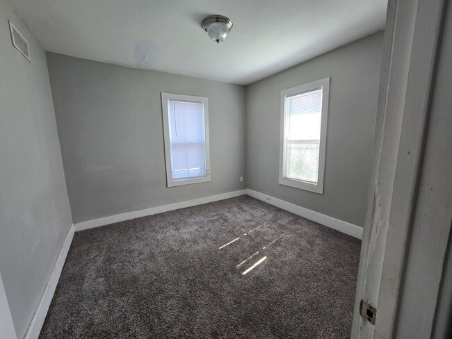 Building Photo - 5 Bedroom House