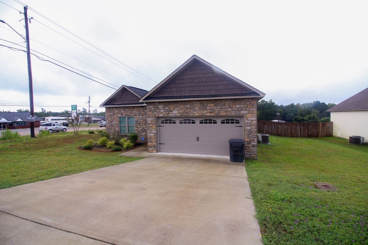 Foto principal - Newer 3 bedroom, 2 bath Phenix City Home w...