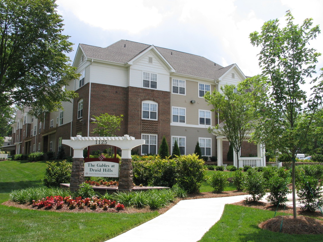 Foto principal - The Gables at Druid Hills Senior Apartments