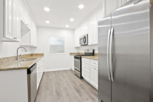 Foto del edificio - 3 bed 2 bath fully renovated apartment near Huntington Harbour