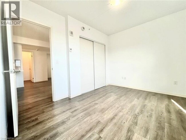 Photo du bâtiment - 220 Cannon St E