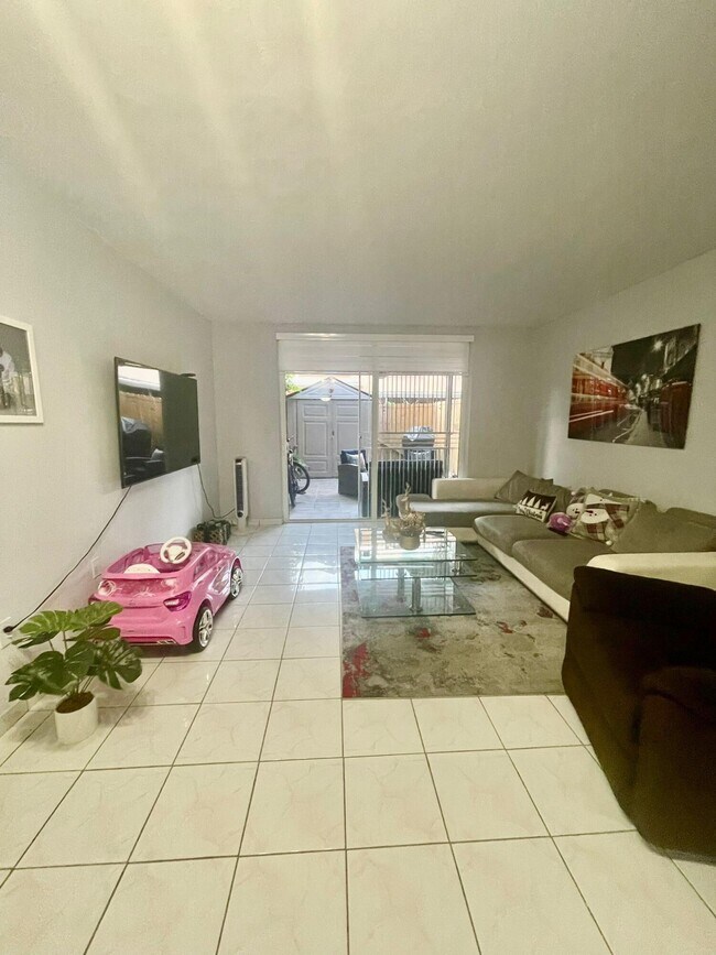 Foto del edificio - 4366 W 11th Ct