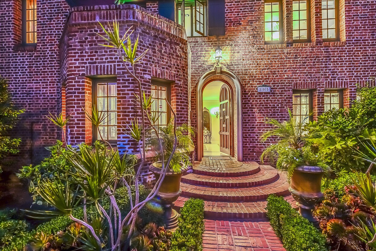 Foto principal - 805 N Bedford Dr