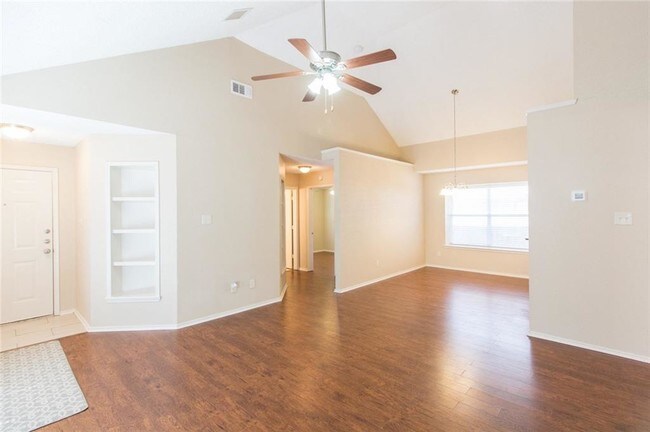 Building Photo - 736 W Willow Oak Dr