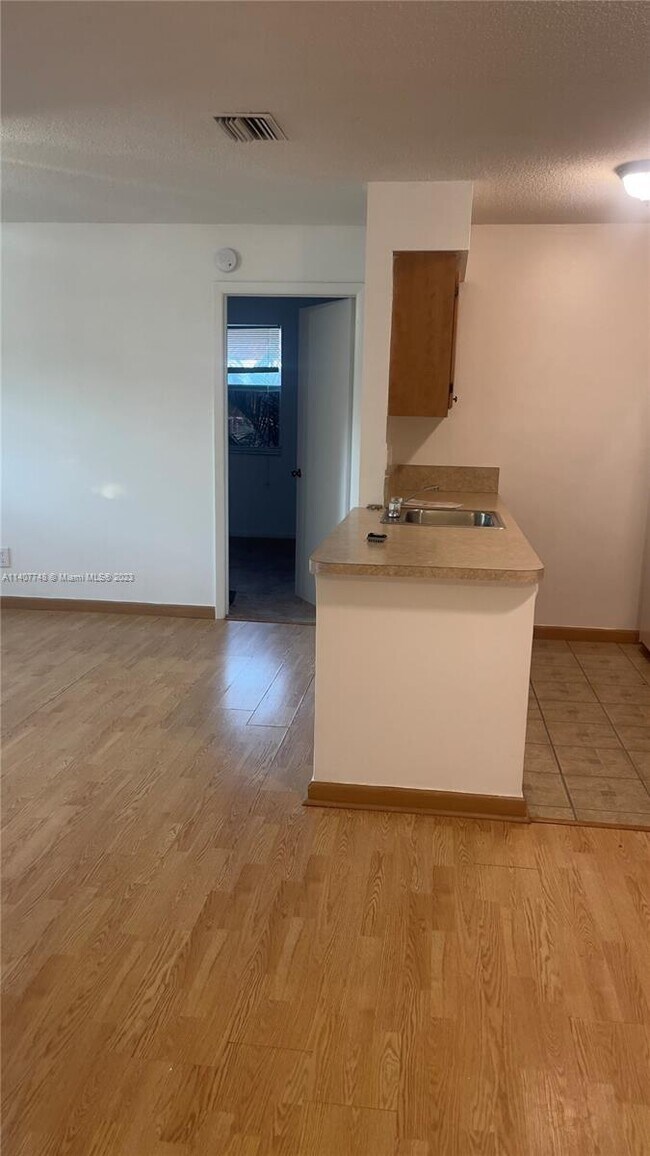 Foto del edificio - 10480 NW 8th St