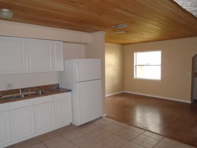Building Photo - Tons of Living Space in this 3BR/1BA Zephy...