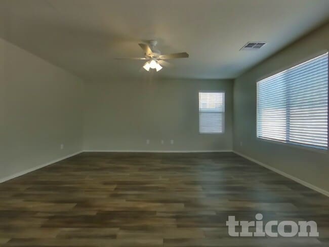 Foto del edificio - 24172 W Desert Bloom St