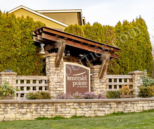 Building Photo - Beautiful 3 Bedroom 2.5 Bathroom Townhouse.