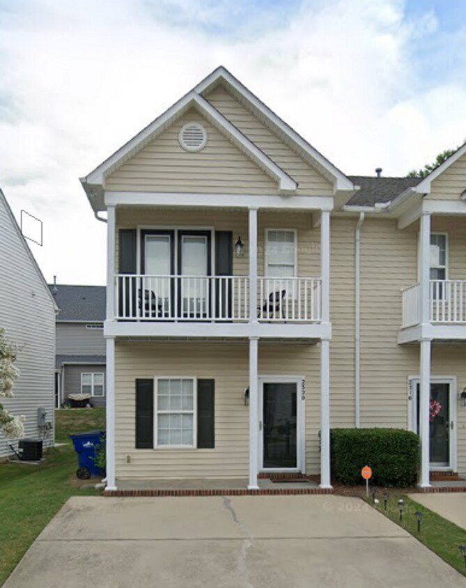Foto principal - 3 Bedroom Townhome