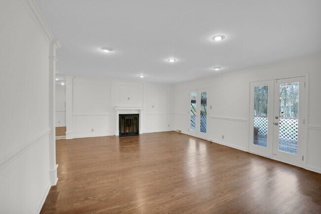 Foto del edificio - NOT YOUR AVERAGE 4 BEDROOM HOUSE!