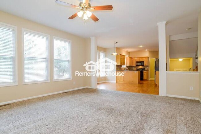 Building Photo - 4 Bed / 3.5 Bath Home in Shawnee!