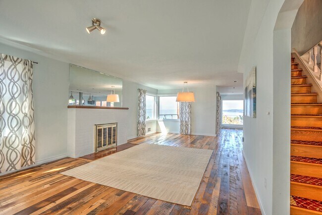 Foto del edificio - Stunning North Beach 4 bedroom, 3.5 bath with breathtaking view.