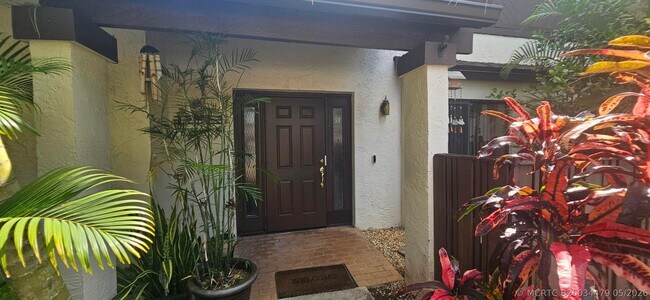 Building Photo - 2511 Carambola Cir N