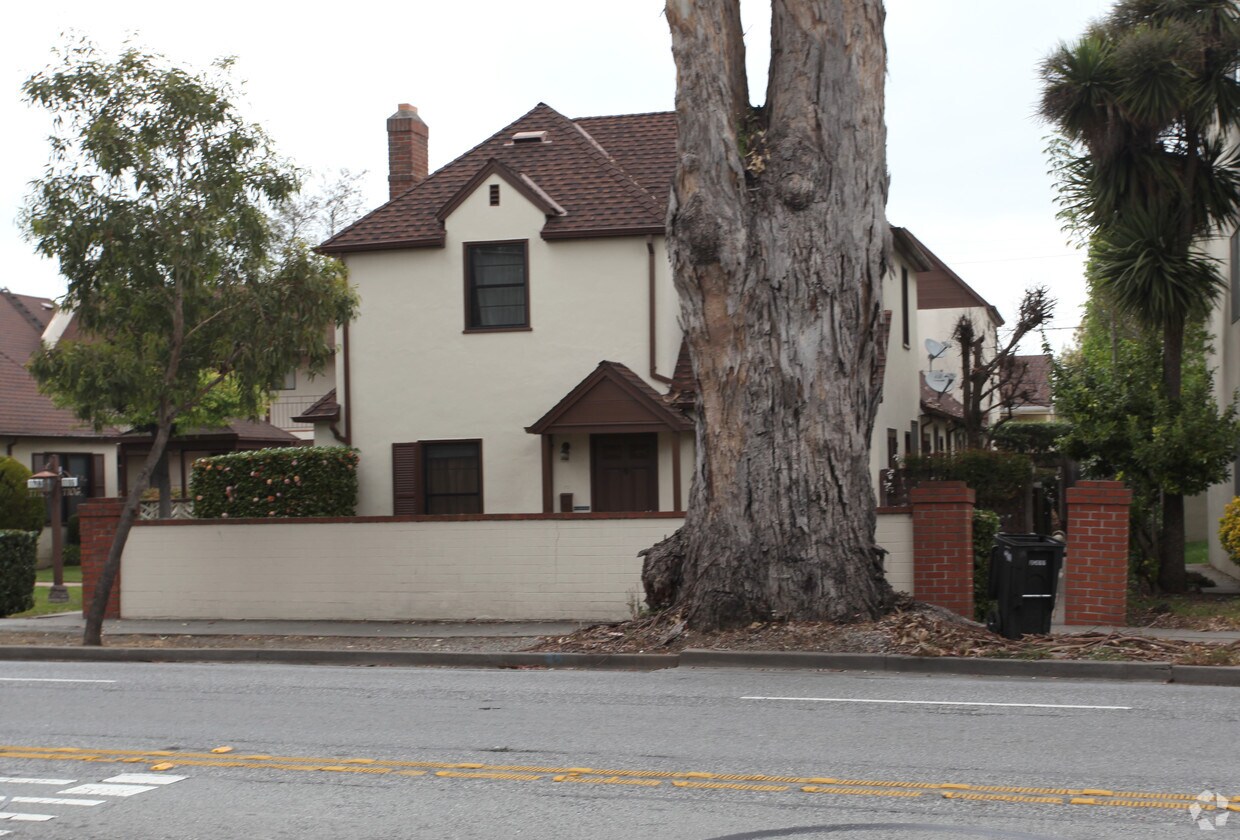 Building Photo - 1106 El Camino Real