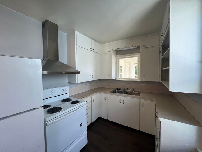 Foto del edificio - 3 bedroom 1 bath house - York Neighborhood