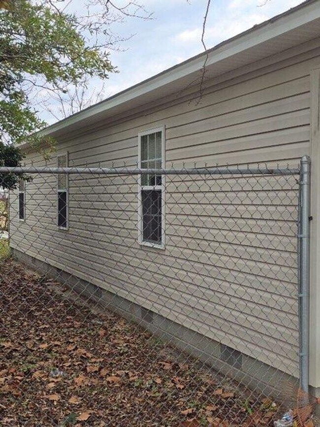 Foto del edificio - Cute Bungalow Convenient to Shopping & Restaurants!