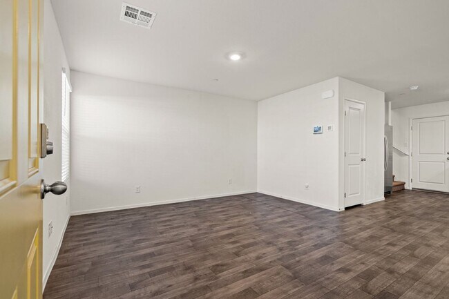 Foto del edificio - Contemporary 3 Bd Townhouse; Open Concept w/ Loft