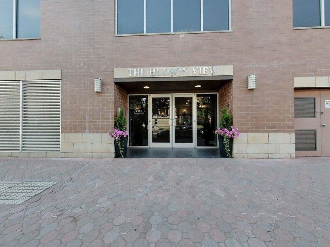 Primary Photo - 4301 Park Ave