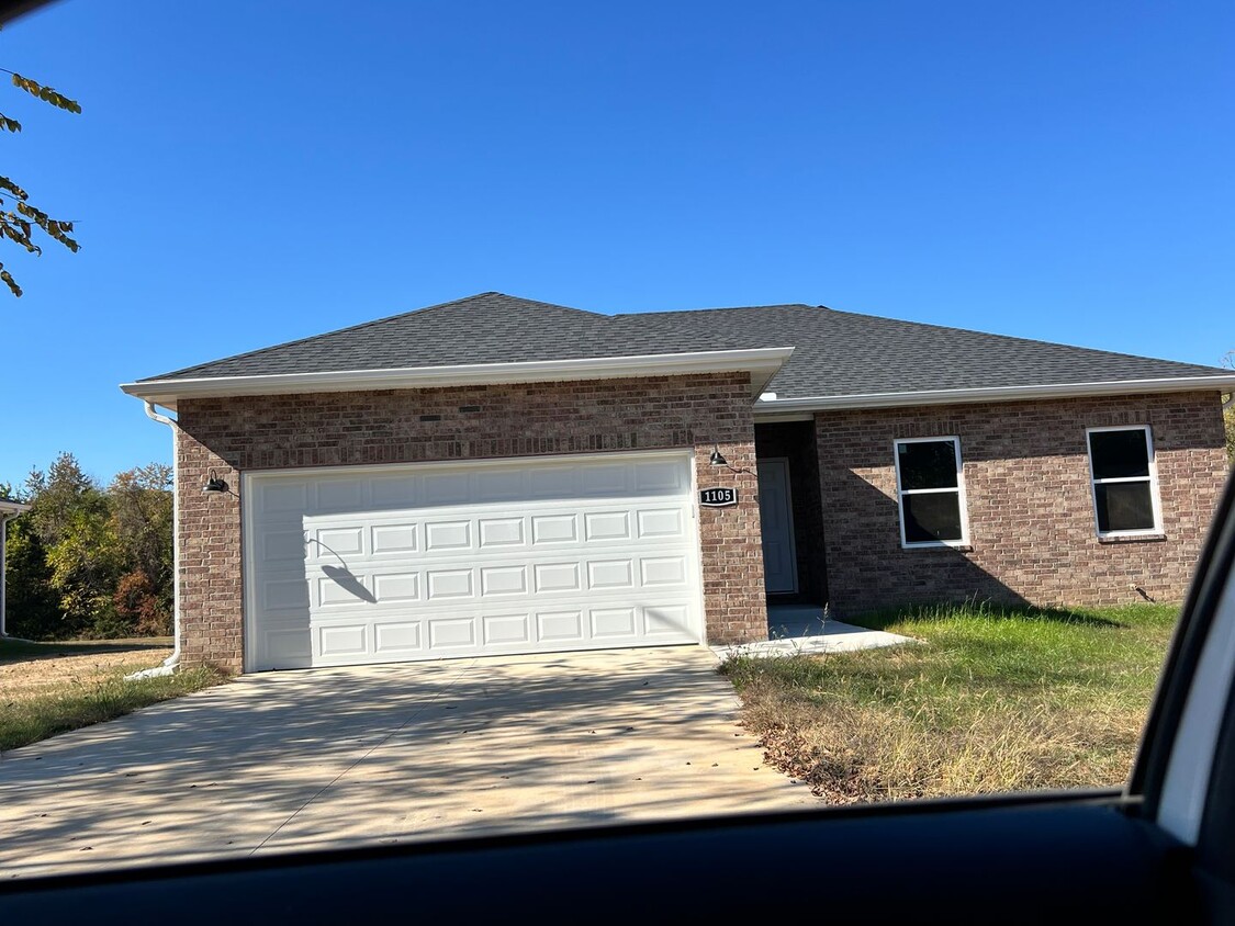 Primary Photo - 4 bedroom 2 bath Bolivar MO