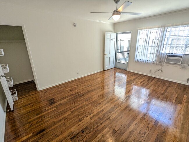 Foto del edificio - 729 N Edinburgh Ave