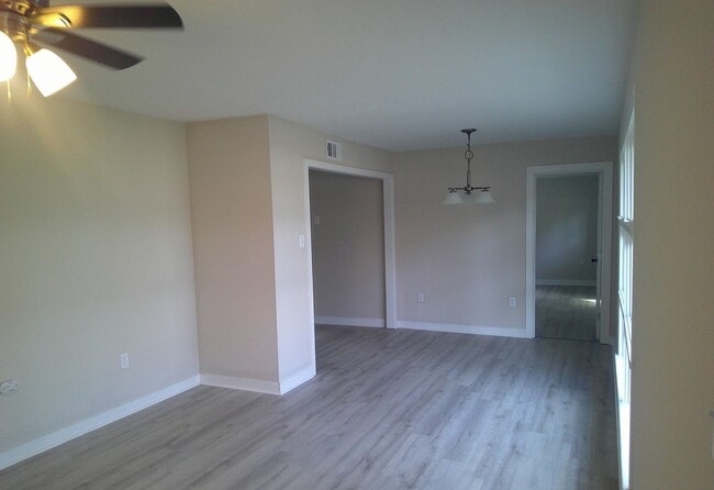 Building Photo - MOVE IN SPECIAL!**** 1/2 OF 1ST MONTH RENT...