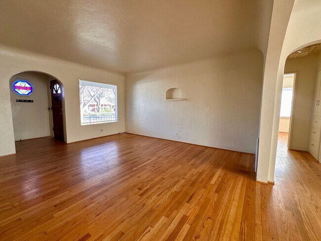 Foto del edificio - *WINTER SPECIAL - MOVE IN BY 12/31/2025 AND RECEIVE A 55'' FLAT SCREEN TV* CHARMING GARDEN TRACT ...