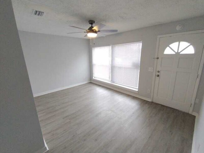 Foto del edificio - 7341 Proxima Rd