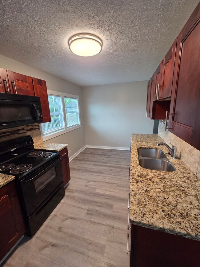 Foto del edificio - 3 bed, 2 bath, 1 car detached garage!
