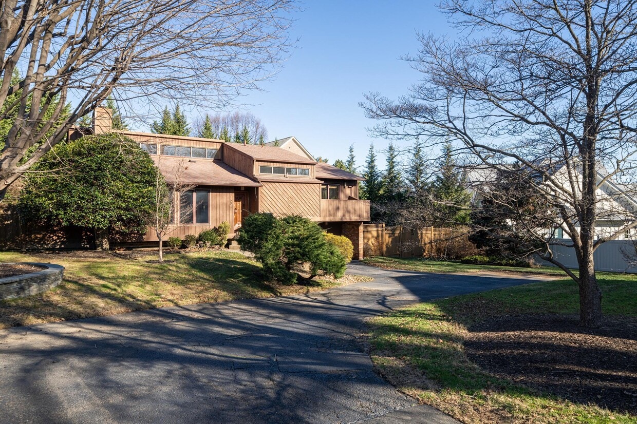 Primary Photo - 1684 Chain Bridge Rd