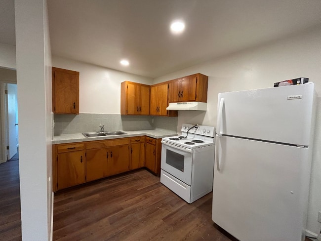 Foto del edificio - 890 E 9th St