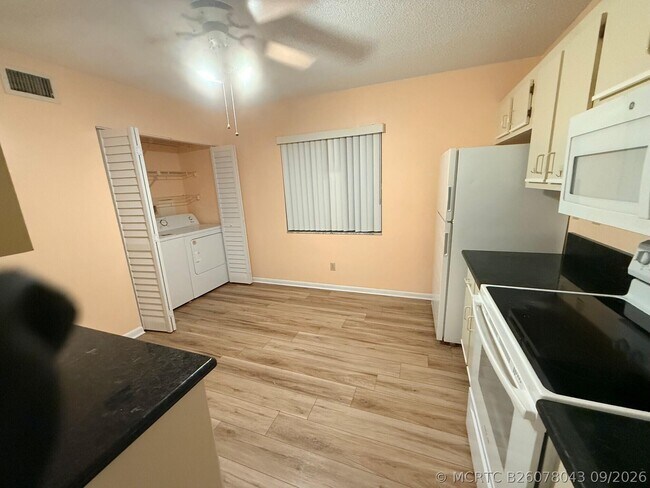 Foto del edificio - 7406 Woodmont Ave