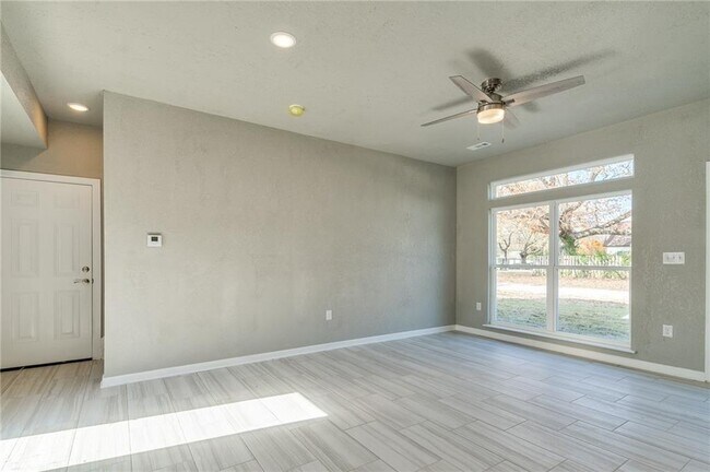 Foto del edificio - 402 E Hemlock St