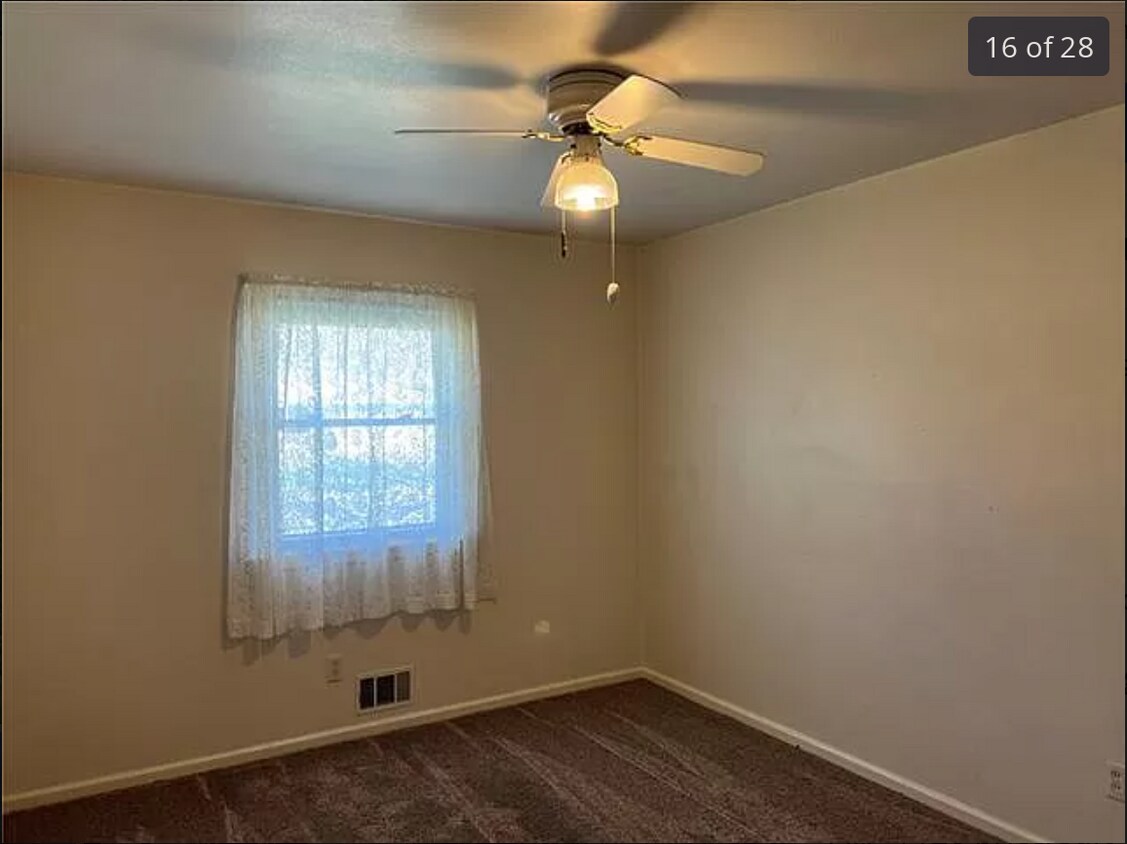 4933 S Grand Ave Unit 3, Independence, MO 64055 Room for Rent in