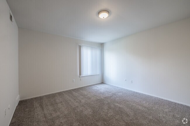 1 habitación, 1 baño - 764 pies cuadrados - Dormitorio - Waters Edge Estates