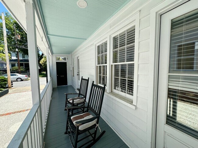 Foto del edificio - Charming Updated Three Bedroom Home Downtown