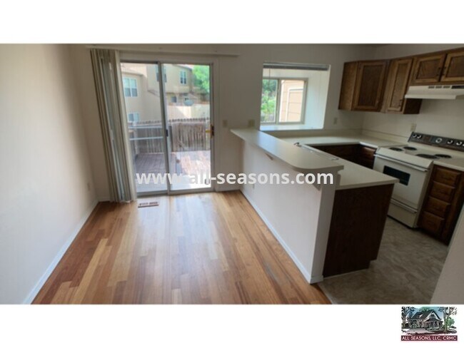 Foto del edificio - Rockrimmon Area 2 Bedroom 2 Story Townhome...