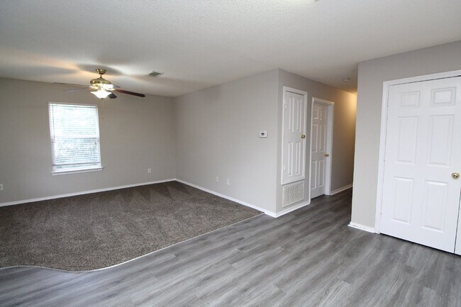 Foto del edificio - 3BR Gulf Breeze Home Zoned for Gulf Breeze High School with Open Living Area, Fenced Backyard & C...